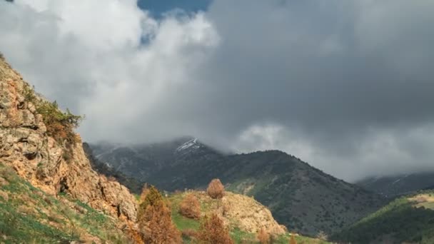 Primavera tempo nas altas montanhas no fundo céu nublado em timelapse 4K — Vídeo de Stock