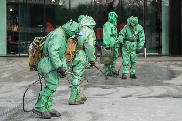 Militären desinficerar golv och ytor från coronavirus. Antibakteriella sanitära åtgärder mot karantän. — Stockfoto