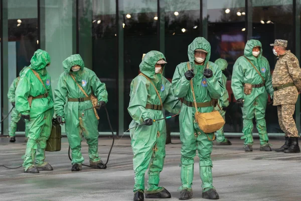 Coronavirus 'a karşı askeri temizlik dezenfeksiyonu COVID-19 riski. — Stok fotoğraf