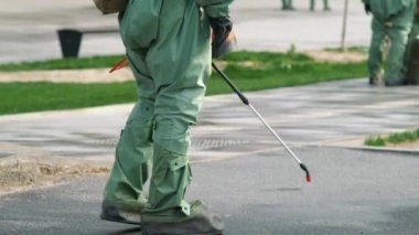 Biyolojik viral koruyucu giysiler giyen tıbbi çalışanlar koronavirüsten dezenfeksiyon için kimyasal püskürtüyorlar. UltraHD 4K