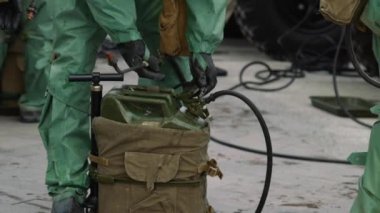 NURSULTAN, ALMATY, KAZAKHSTAN, 25 Mart 2020: COVID-19 salgını. Biyolojik viral tehlike koruyucu giysiler giyen ordu koronavirüsten dezenfeksiyon için kimyasallar hazırlıyor. UltraHD 4K