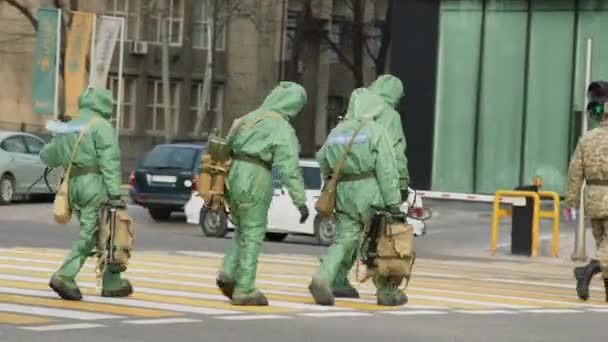 NURSULTAN, ALMATY, Kazakhstan, 2020年3月25日:生物ウイルス対策スーツの労働者がコロナウイルスCOVID-19からの消毒に歩く。隔離に対する抗菌衛生対策。UltraHD 4K — ストック動画