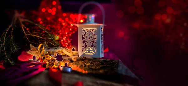 Fundos de Natal com farol de tecla baixa com velas e lant — Fotografia de Stock