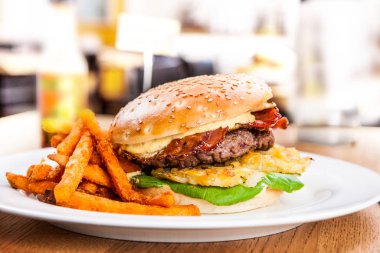 Patates kızartması ve salatalı lezzetli hamburger.