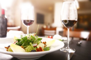 salata, kırmızı şarap ve domates.