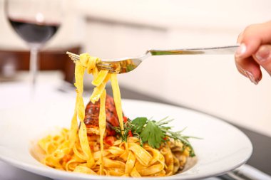 Karides, el ve kırmızı biberli makarna.