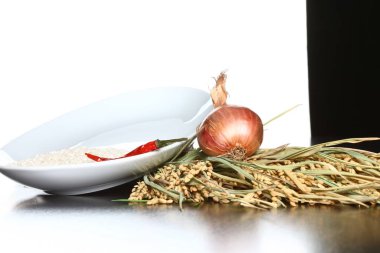 Soğan, pirinç ve biber. Sağlıklı organik çiğ yiyecekler kurabiye için hazır.