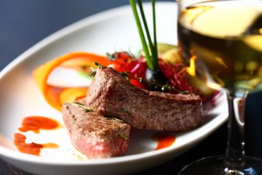 Lokantadaki lezzetli yemekler. Süslü, beyaz tabakta güzel bir yemek.