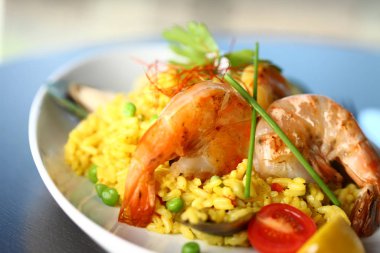 Lokantada lezzetli yemekler, karides ve pirinçli yemekler.