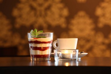 Kahve ve çöl mumlu bir masada.