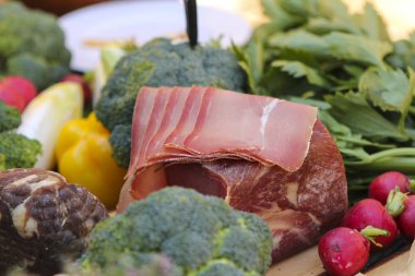 İsviçre 'de bir açık hava kutlaması için yemek hazır.