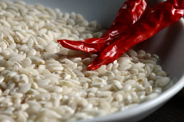 Extreme Nahaufnahme von scharfem Chili und Reis in einer weißen Schüssel — Stockfoto