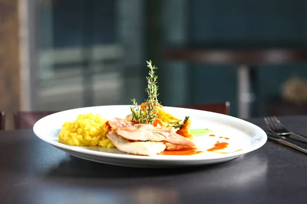 Plato con comida, arroz y setas con ventanas en el fondo — Foto de Stock