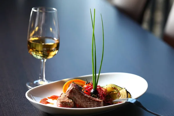 Una buena comida con una copa de vino — Foto de Stock