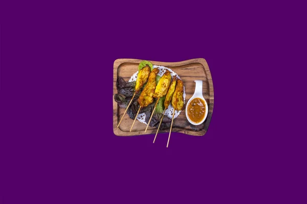 Asijské thajské jídlo na bílých talířích s fialovým pozadím s kopií — Stock fotografie