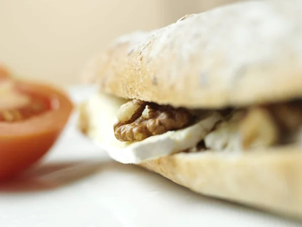 Nahaufnahme von Sandwich mit Brot, Schinken und Käse — Stockfoto