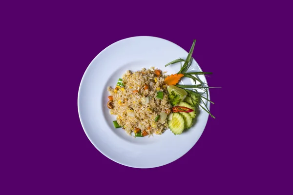 Asiatische thailändische Küche auf weißen Tellern mit lila Hintergrund mit Kopie — Stockfoto