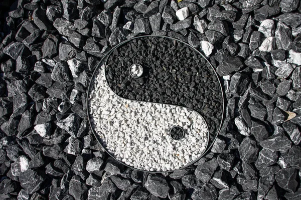 Yin ve Yang açık bir bahçede taşla tasarlandı.
