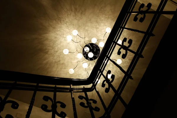 Caixa de escada com corrimão e lâmpada extravagante em Luzern, Suíça — Fotografia de Stock