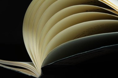 Kitap sayfalarını ve omurgalarını kapatın. Sayfaları aç