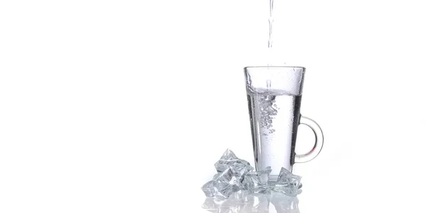 Склянка свіжої чистої води з льодом — стокове фото