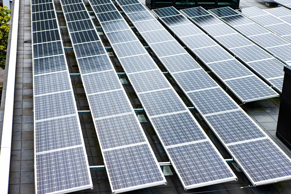 Energia solare sul tetto creando energia verde — Foto Stock