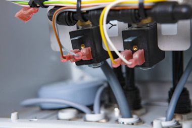 Kırmızı ve sarı kablolu elektrik kabloları ve bağlantıları