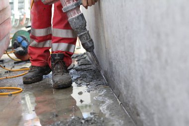 İnşaat alanındaki çalışkan insanlar