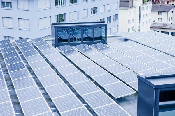 Zonnepanelen voor schone energie op een dak — Stockfoto