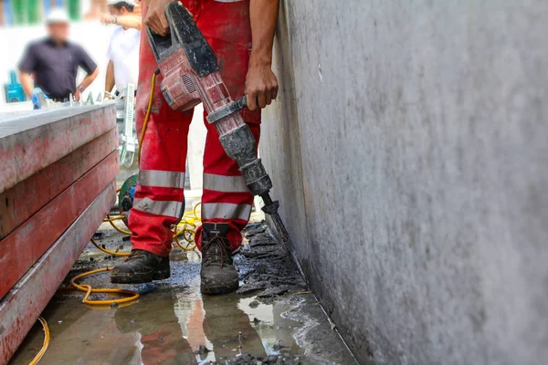 İnşaat alanındaki çalışkan insanlar