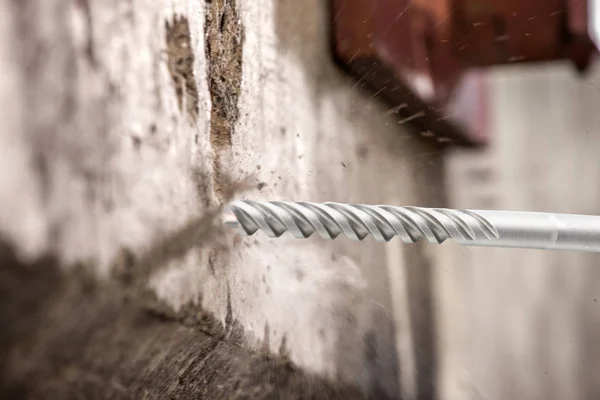 Sert betonu delen matkap.