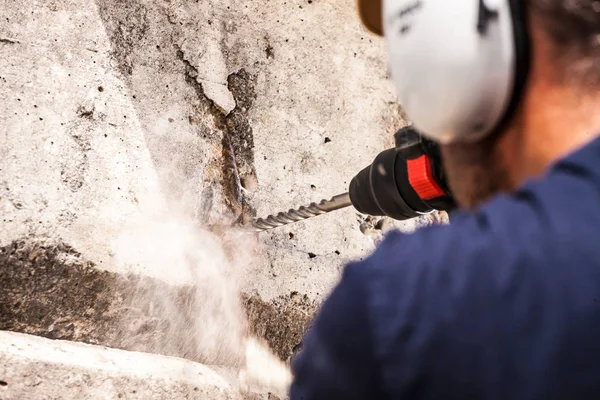 Sert betonu delen matkap.