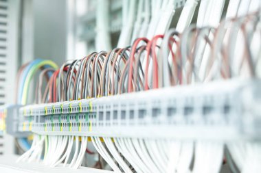 Elektrik temiz modern bir santralde çalışıyor.