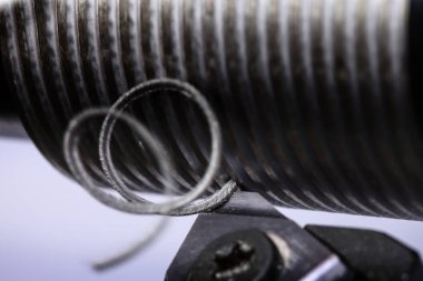 Torna tezgahında metal kesimine yakın.