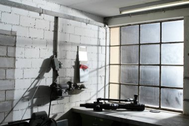 Kirli pencereleri ve araçları olan eski çalışma alanı