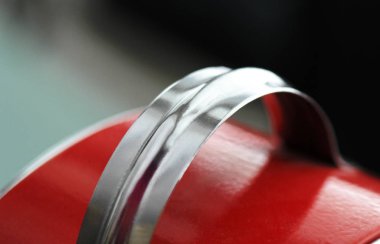 Kırmızı minibüsün metal sapı