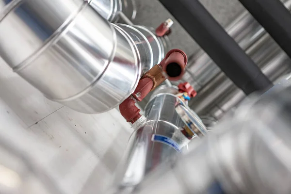 Isıtma ve soğutma alanındaki borular ve göstergeler.