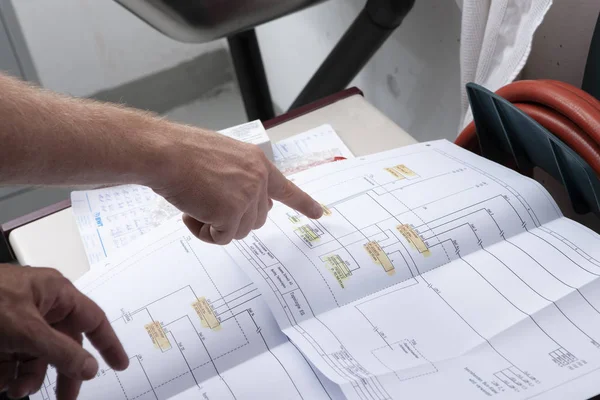 İşçiler ve mühendisler el kaldırarak iş üzerinde çalışıyorlar.