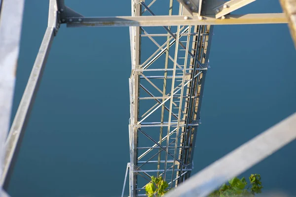 İsviçre, Bürgenstock 'taki asansörün metal iskeleti.