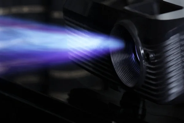 Parlak bir ışınla parlayan ışık