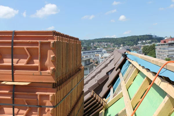 Lucerne İsviçre 'deki bir evde çatı işi. — Stok fotoğraf