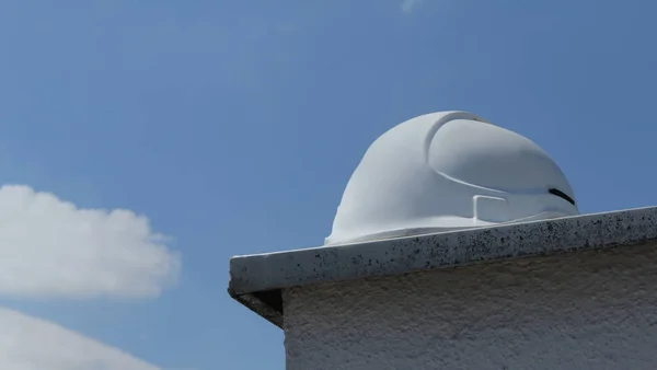Weißer Schutzhelm auf dem Dach — Stockfoto