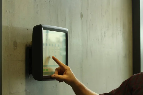 Hand und Arm steuern einen Raum mit einem Computerpad — Stockfoto