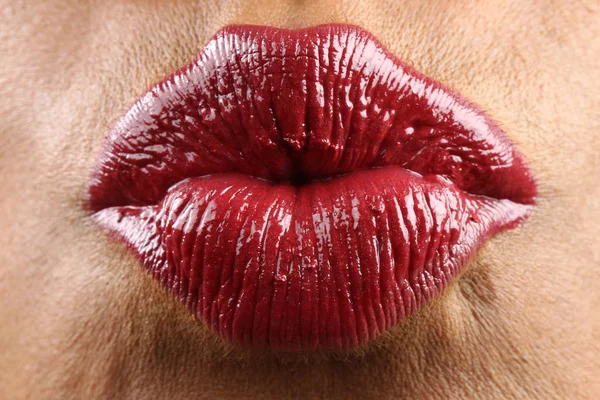 Volle rode glanzende lippen geven een kus. — Stockfoto