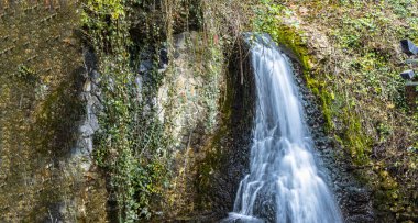 Temiz bir nehirde akan su