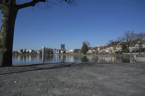 Día tranquilo en el muelle en el lago zug, Suiza — Foto de Stock