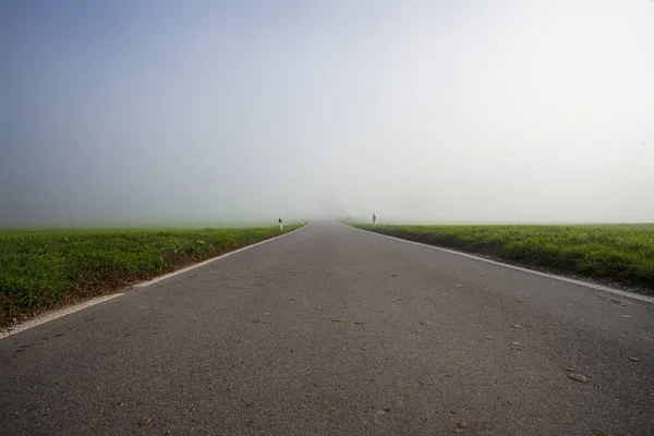 Road to uncertain destination. converging lines into foggy horizon — Stock Photo, Image
