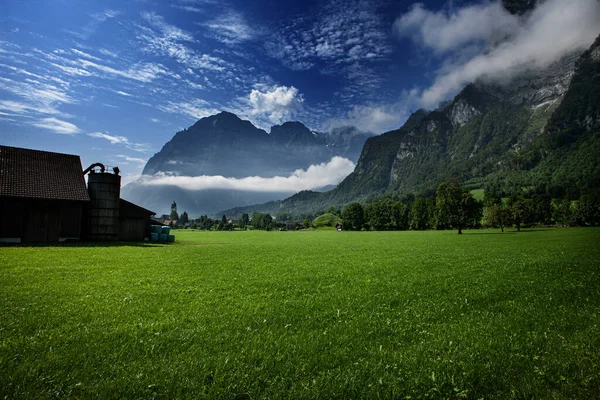 Panoramatický výhled na švýcarské údolí v Glarusu — Stock fotografie