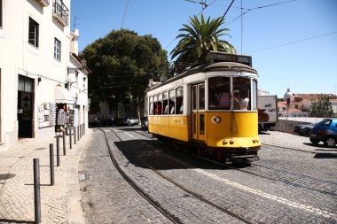 Eski Portekiz 'de sarı tramvay