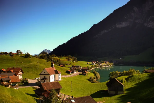 Jezero Lungern Švýcarsko - známé rybářské jezero ve Švýcarsku — Stock fotografie